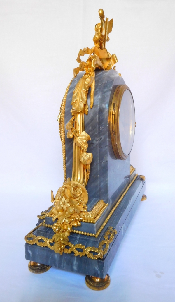 Denière à Paris : pendule en bronze ciselé & doré et marbre bleu Turquin, style Louis XVI, XIXe siècle